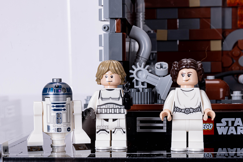 LEGO 75339 Star Wars_ Death Star_ Trash Compactor Diorama Display Case